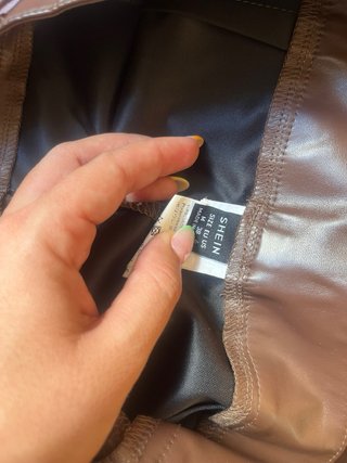 Pantalón efecto piel marrón flare