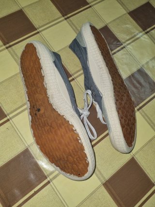 Zapatillas Kawasaki grises y blancas