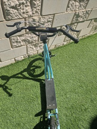 Patinete con ruedas de bici