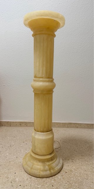 Pedestal de mármol con luz interior