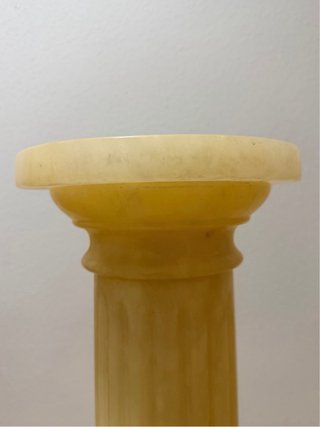 Pedestal de mármol con luz interior