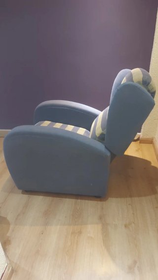 Sillón reclinable azul y cuadros