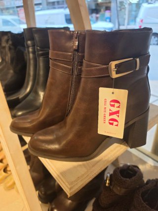Botines marrones con hebilla