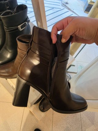 Botines marrones con hebilla
