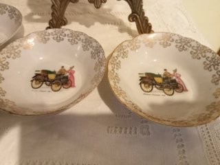 Cuencos antiguos de porcelana con coches