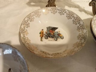 Cuencos antiguos de porcelana con coches