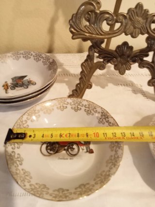 Cuencos antiguos de porcelana con coches