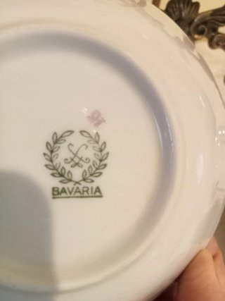 Cuencos antiguos de porcelana con coches