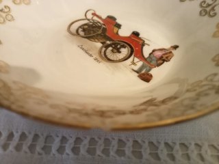 Cuencos antiguos de porcelana con coches