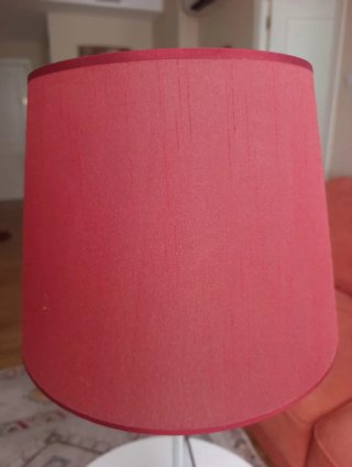 Lámpara de diseño con pantalla texturizada.