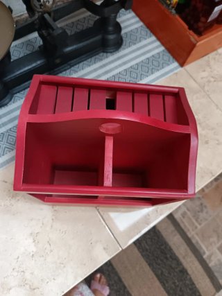 Organizador de madera rojo
