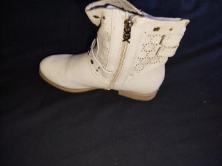 Botines blancos con detalles dorados