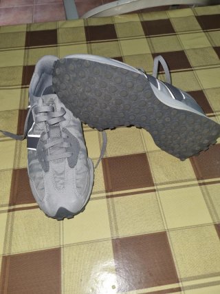 Zapatillas deportivas Kawasaki de estilo casual.