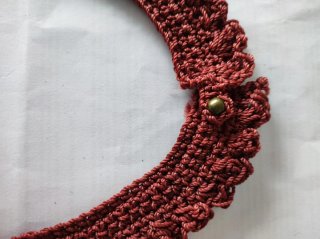 Collar crochet burdeos con cierre