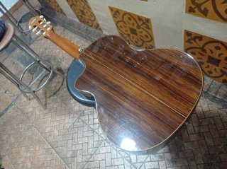 Guitarra admira auto amplificada+estuche rígido