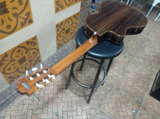 Guitarra admira auto amplificada+estuche rígido