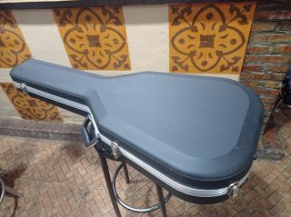 Guitarra admira auto amplificada+estuche rígido