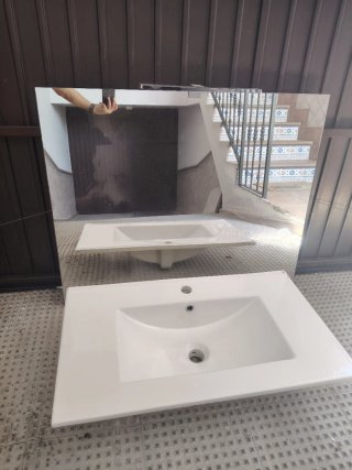 Lavabo y espejo con luz LED
