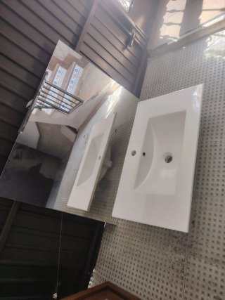Lavabo y espejo con luz LED
