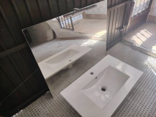 Lavabo y espejo con luz LED