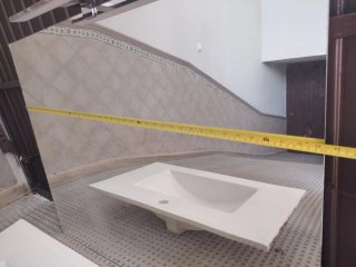 Lavabo y espejo con luz LED