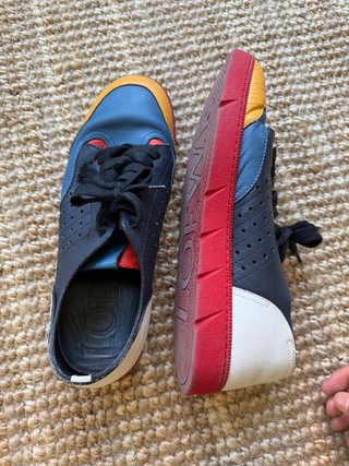 Zapatillas deportivas azules y amarillas
