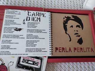 Caja de pegatinas y cancionero Dani Martín