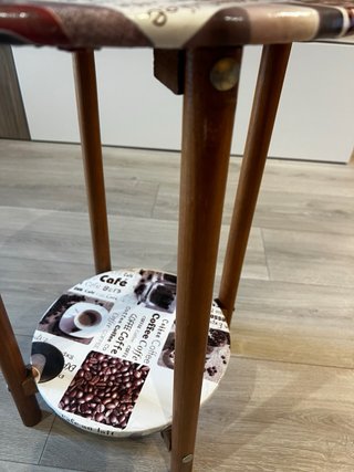 Mesa auxiliar café madera y forrada con hulé