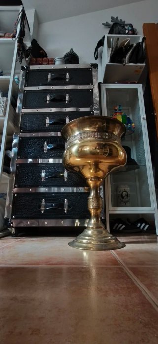 Macetero de latón con pedestal