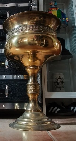Macetero de latón con pedestal