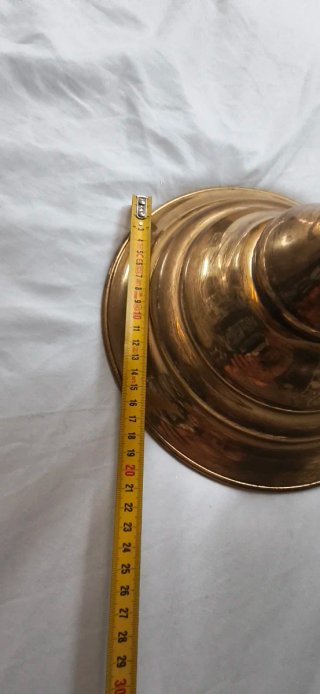 Macetero de latón con pedestal