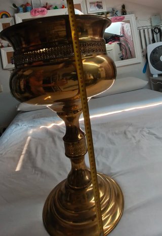 Macetero de latón con pedestal