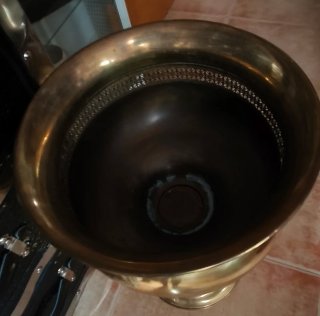 Macetero de latón con pedestal
