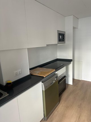 Cocina modular blanca sin electrodomésticos