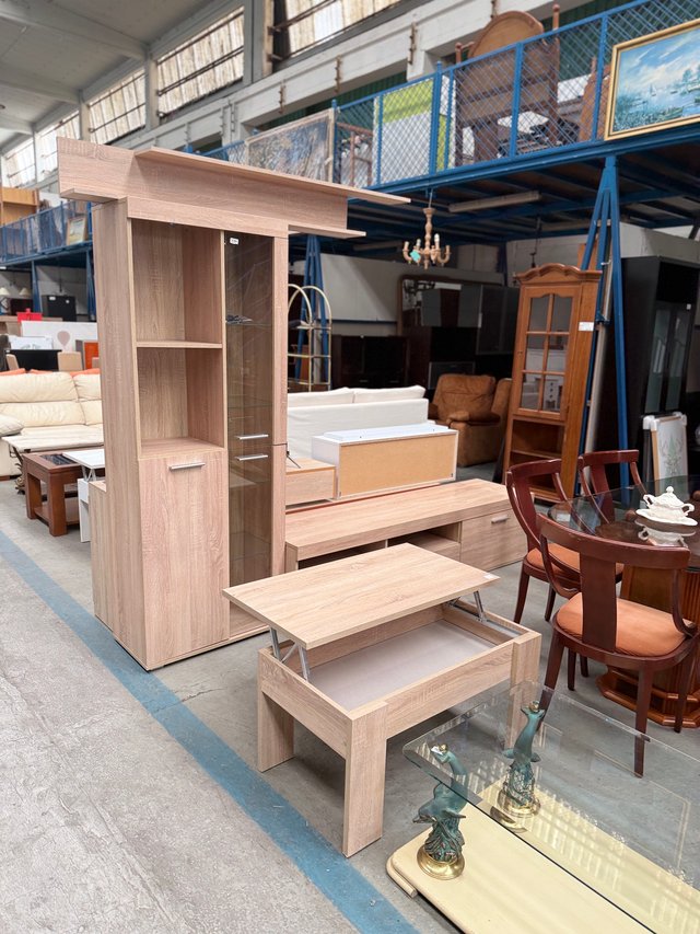 Mueble de salón de madera y cristal
