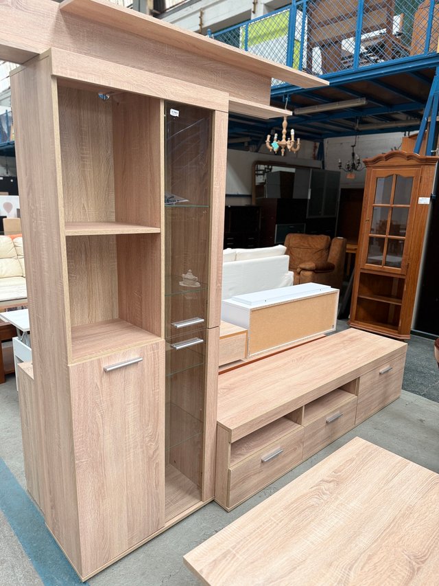 Mueble de salón de madera y cristal