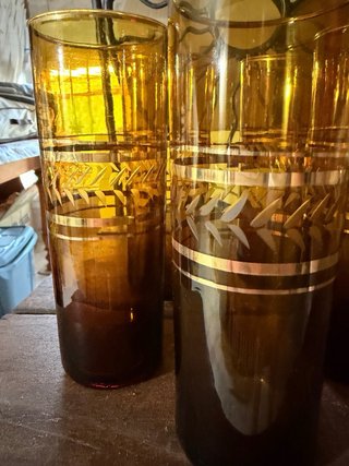 Vasos altos ámbar con decoración dorada
