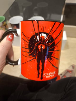 Botella Térmica o taza Stranger Things nueva