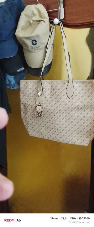 Bolso de mano beige con estampado