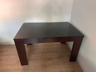 Mesa de comedor de cristal y madera