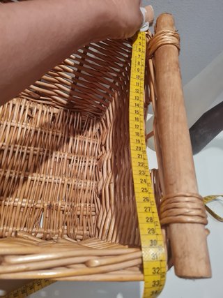 Cesta de mimbre y madera