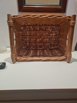 Cesta de mimbre y madera
