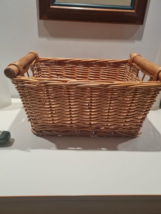 Cesta de mimbre y madera