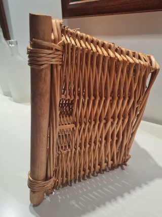 Cesta de mimbre y madera