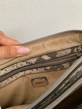Bolso Guess estampado serpiente