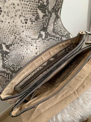 Bolso Guess estampado serpiente