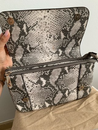 Bolso Guess estampado serpiente