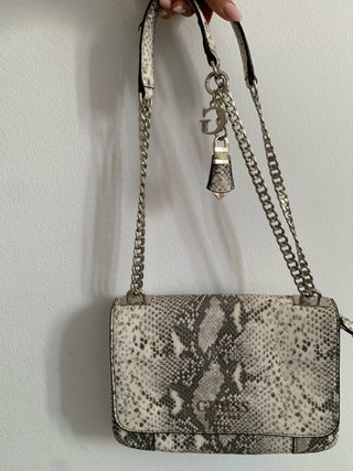 Bolso Guess estampado serpiente
