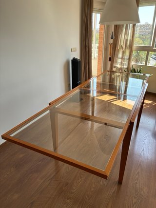 Mesa de comedor de madera y cristal