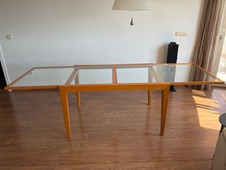Mesa de comedor de madera y cristal